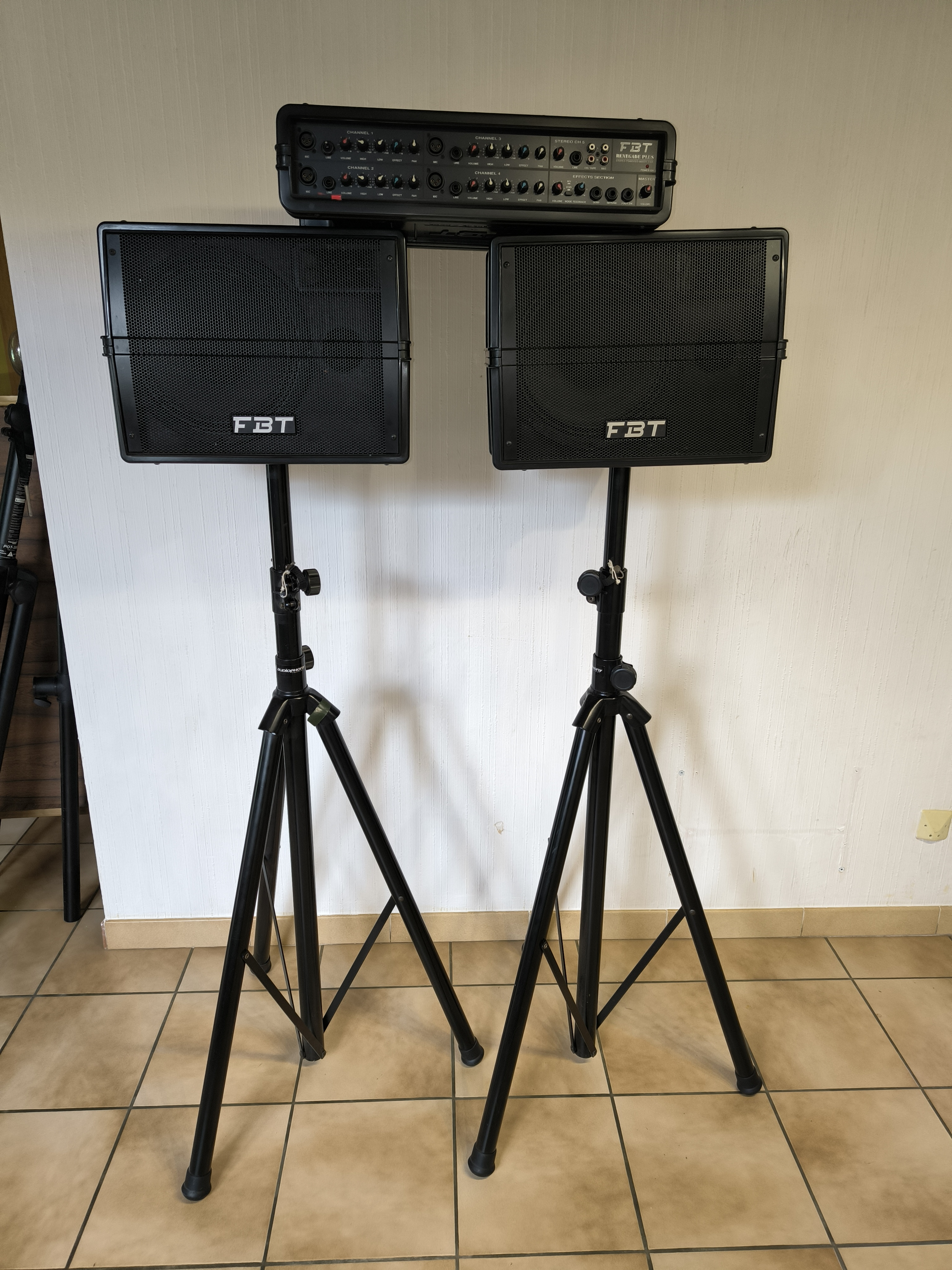 Système de sonorisation FBT complet sur pieds