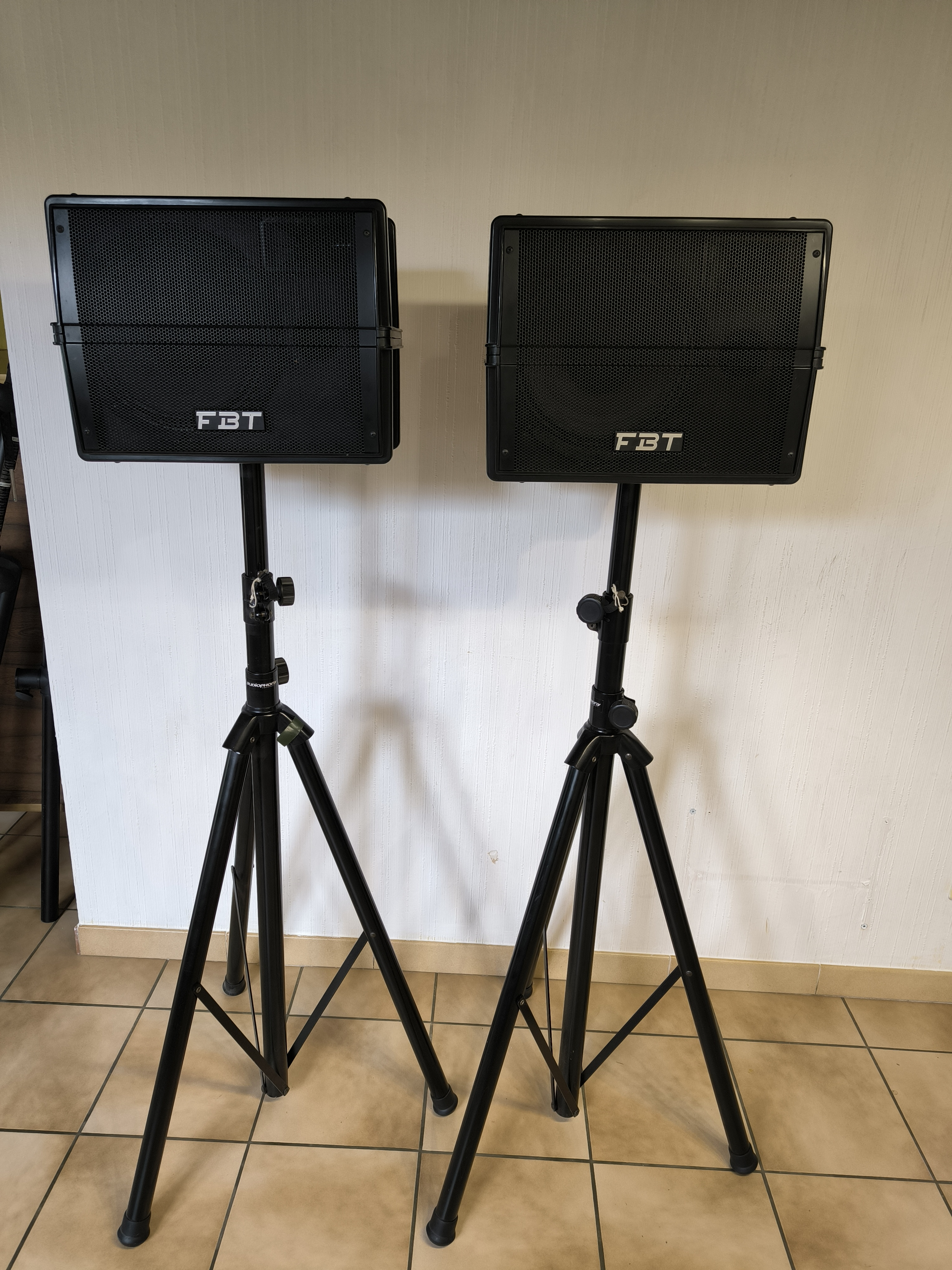 Enceintes FBT avec amplificateur et mixeur intégré